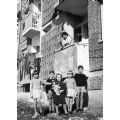 Figli di profughi davanti alle Case Rosse del Villaggio di Santa Caterina, Torino, 1956